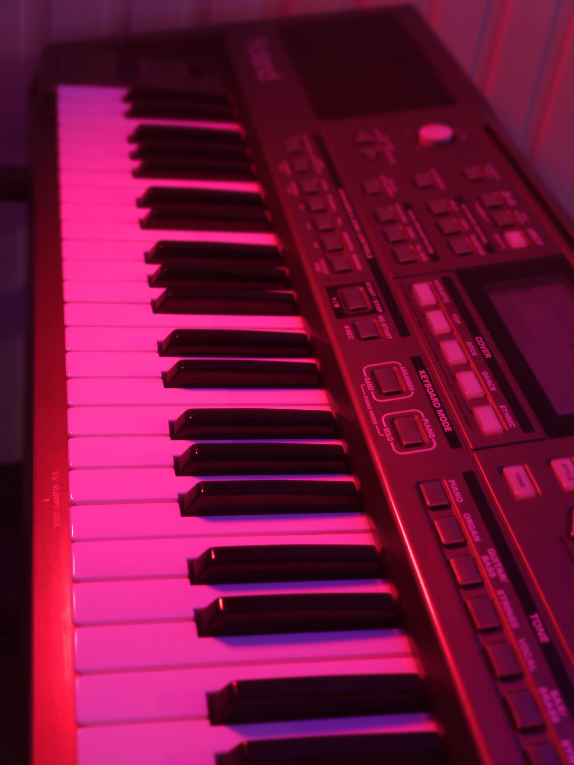 Foto de piano muestra Servicios de Sounds & Voices creative studio ubicado en la Trinidad. Caracas - Venezuela.