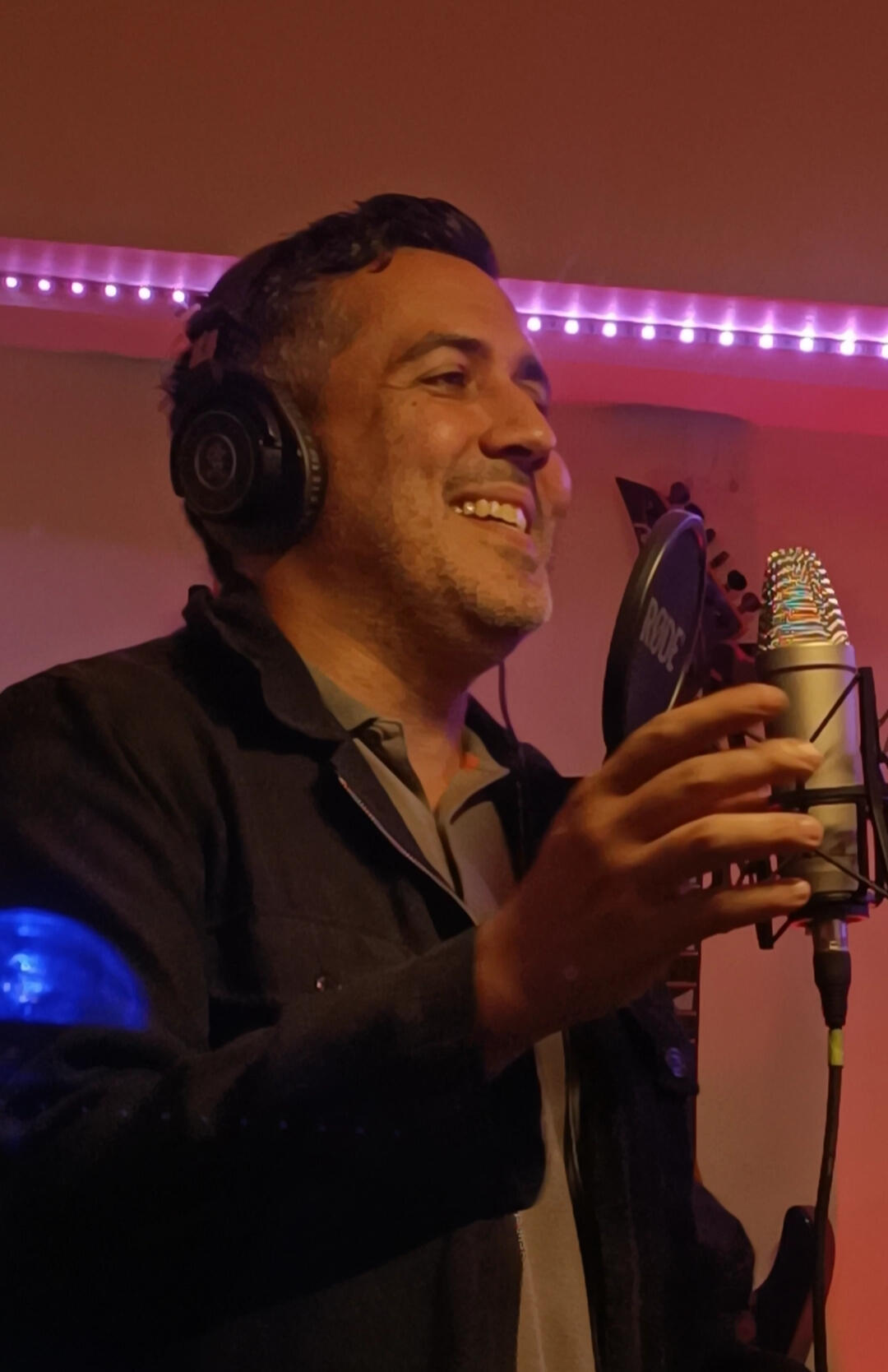 Foto de estudiantes David, Isabella y Skarlet muestra los Cursos y Talleres de Sounds & Voices creative studio ubicado en la Trinidad. Caracas - Venezuela.